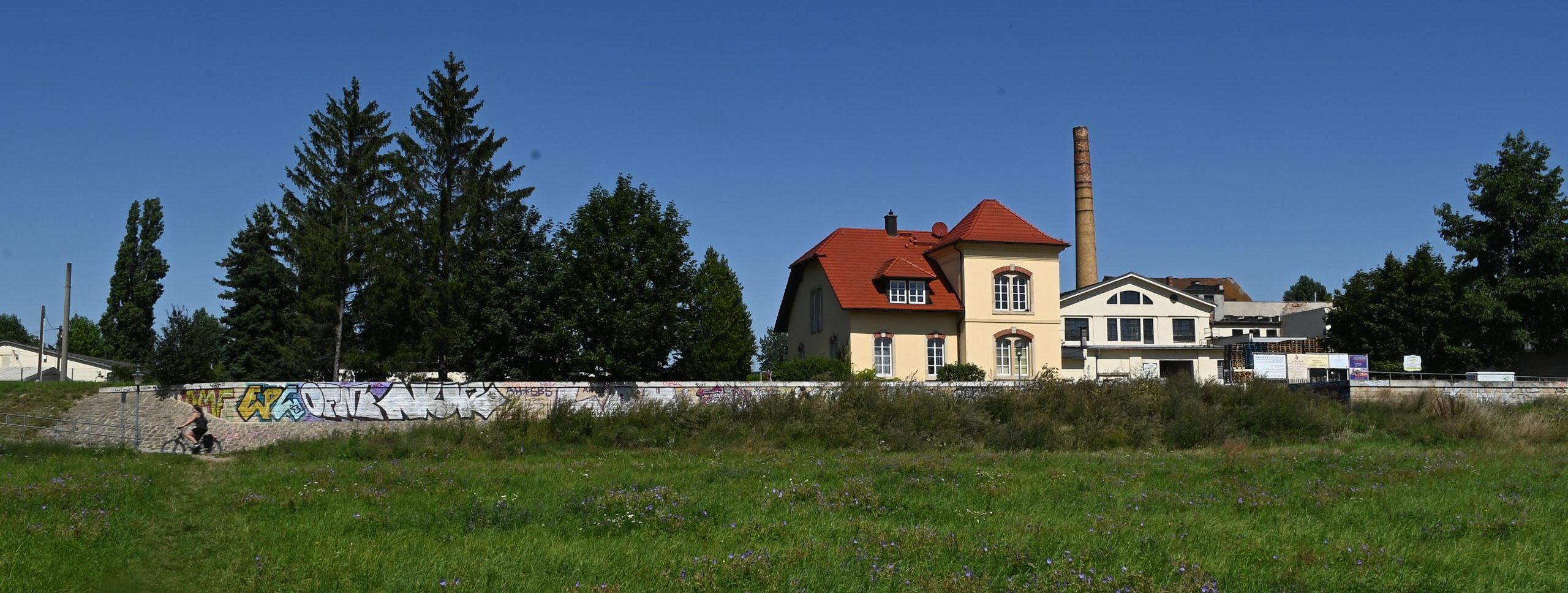 Gewerbeareal mit Wohnhaus, Bäumen, Fabrikationshalle